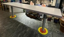 Tavolo da pranzo MEMPHIS "Kroma", disegnato nel 1983 da Antonia Astori de Ponti