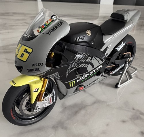 Valentino rossi yamaha - valentino,