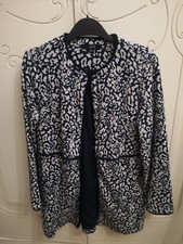 Soprabito elegante, buona vestibilità. 