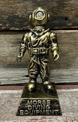 Statua metallo tuta - in,