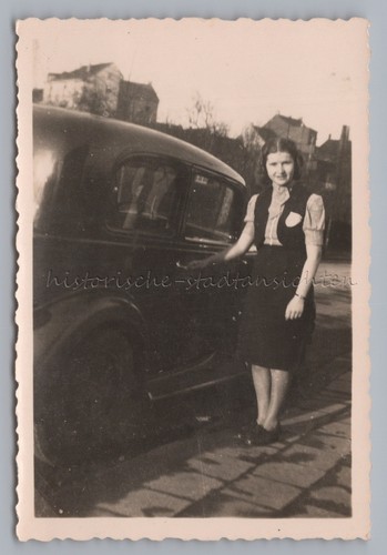 Giovane donna accanto all auto - accanto, all'auto