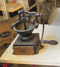 Antico macina caffè in ghisa, funzionante ma da restaurare