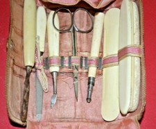 Antico set di manicure pregiato francese 1920 Astuccio in pelle e seta