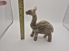 Cammello in piedi in marmo