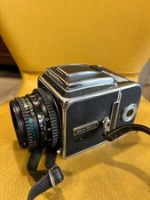 hasselblad 500 c/m con valigia, 2 obiettivi, 2 magazzini e un esposimetro 