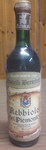 Vino nebbiolo del piemonte - vino,