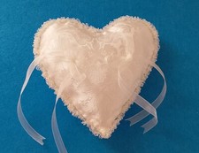 Cuscinetto porta fedi a forma di cuore, beige dorato, raso e organza, matrimonio