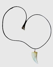 Girocollo Nero Con Ciondolo In Madreperla A Forma Di Dente. Lungh. Collana: 24cm