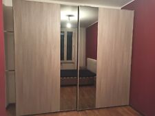 Armadio in legno chiaro con specchio e due ante scorrevoli 