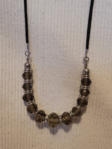 Collana feltro nero con - in,