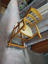 Vecchia sedia a dondolo vintage in legno e vimini perfetto stato