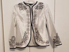 Nuovo con etichetta! Esclusivamente per il Metropolitan Museum of Art Giacca bianca con bordo a scorrimento