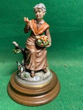 capodimonte sartori ceramica anziana raccoglitrice con frutta e uccello