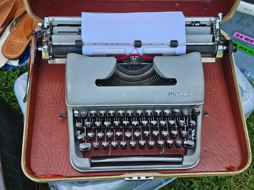 Olympia luxe typewriter - olympia,