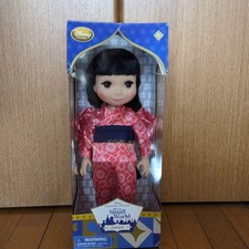 È una piccola bambola