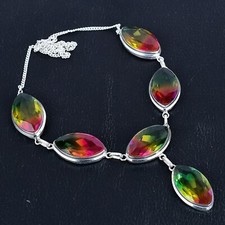 Collana con gioielli in