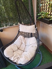 poltrona sospesa in rattan con cuscini