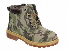 Look militare, stivali