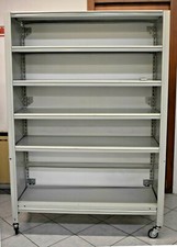 Scaffale alto in metallo con 6 ripiani rinforzati e ruote