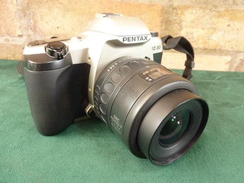 Una bella fotocamera reflex - una,