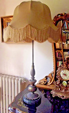 antica lampada bronzo dorato base marmo paralume in tessuto a frange h95 D52 cm.