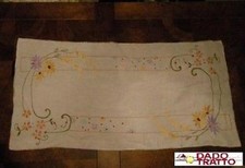 CORSIA CENTRO TAVOLA IN LINO RICAMANTA A MANO