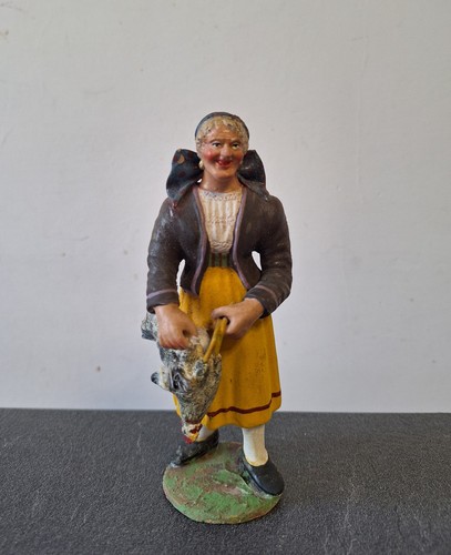 Contadina con pollo statuina