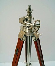Lampada da terra treppiede in
