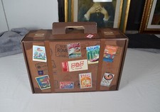 A211) Scatola di cartone a forma di valigia da viaggio . IDEALE PER LE VETRINE.