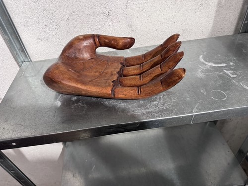 Scultura mano legno - in,