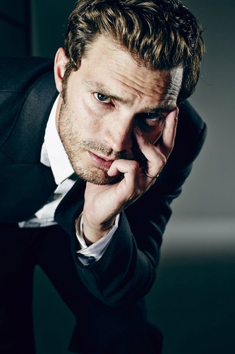 Jamie dornan posa - in,