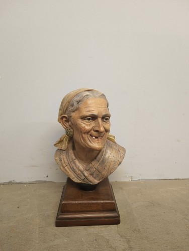 Scultura anziana in - di,