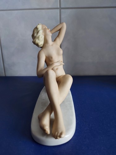 Statua - , in