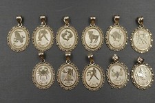 Ciondolo Charm Oro Giallo Massiccio 10K 1,1" Forma Ovale Segno Zodiacale Taglio Diamante.