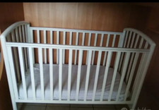 Lettino bianco in legno con sponde regolabili 