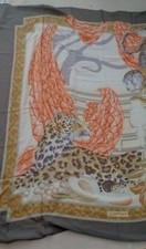 Foulard 130x140 di FERRAGAMO Georgette di seta con disegni di animali come nuovo