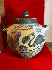 Vaso a due manici in terracotta con decorazioni nere,stile etrusco,con coperchio
