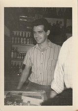  B3 - Foto Photo Fotografia Anni 70 - Giovane Uomo Bar Bottiglie Bancone