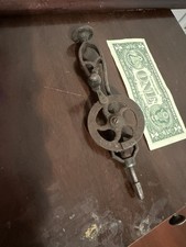 Antico trapano a manovella in