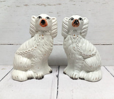 Coppia di ornamenti in ceramica vintage stile Staffordshire Wally Dogs alti 7,5"
