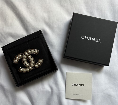 Spilla chanel con logo - chanel,