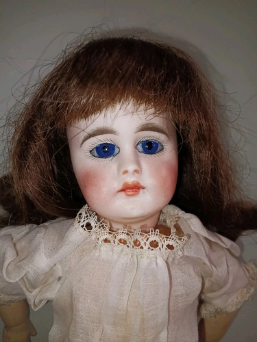 Belle poupée ancienne - ancienne, bouche