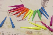 50pz Borchie da cucire - infilare con anello finale plastica fluo spike 5,5 cm