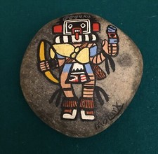 SASSO DIPINTO A MANO CON INDIANO D'AMERICA KACHINA 8 X 8,5 PROVENIENZA USA