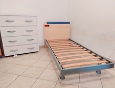 Vendo letto singolo con rete in doghe senza materasso più mobiletto letto