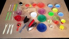 STOVIGLIE GIOCATTOLO IN PLASTICA ANNI '60 CON FERRI DA STIRO COLTELLINO SOLINGEN