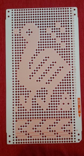 Una scheda perforata dal set