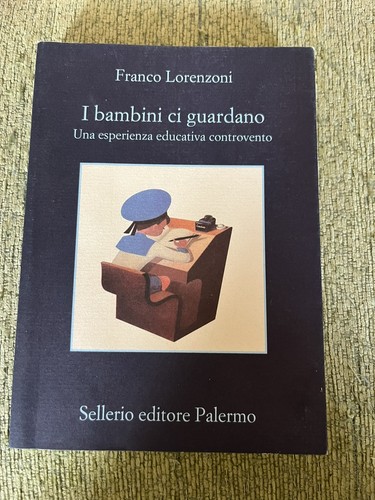 Bambini guardano una - guardano.,