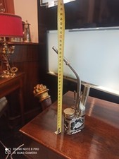 Pipa da oppio antica in metallo con decorazioni, completa di accessori