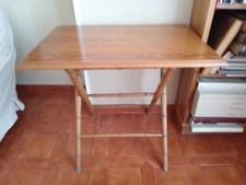 Tavolo pieghevole vintage in pitch fine massello, con gambe in finto bamboo